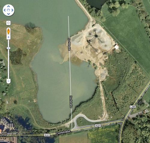 Google Maps zeigt eine 'Dorfstraße', die mitten in einen Kiesteich führt