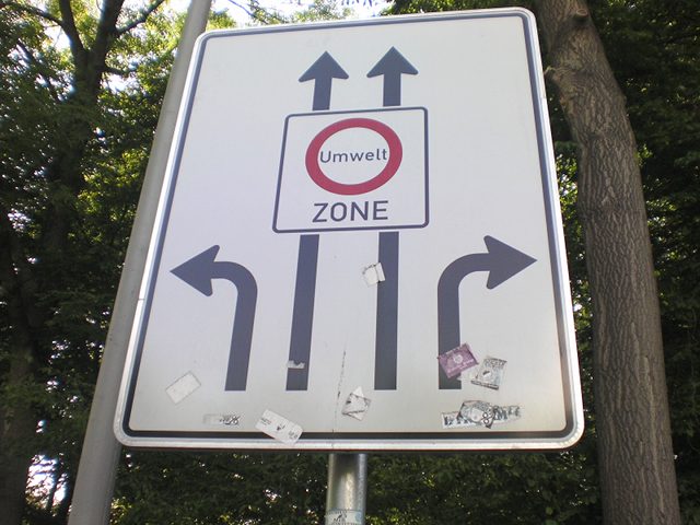 Verkehrszeichen mit der Ankündigung einer so genannten Umweltzone für die Richtung geradeaus