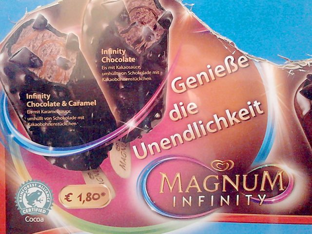 Langnese-Werbung für das Langnese-Eis 'Magnum' mit dem Claim: Genieße die Unendlichkeit