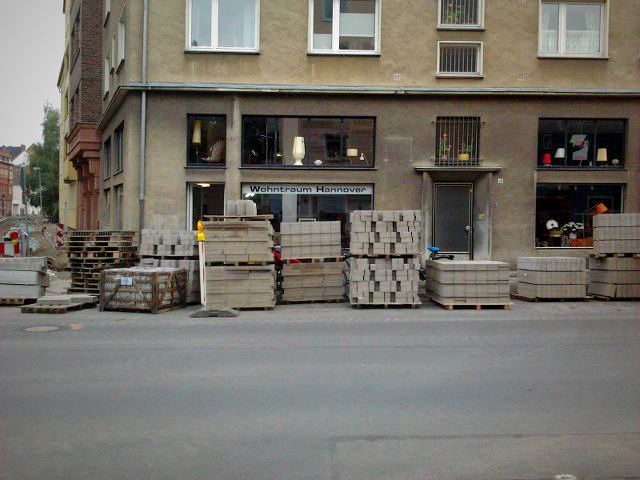 Ladengeschäft 'Wohntraum Hannover' in einer grauen Fassade inmitten einer Baustelle