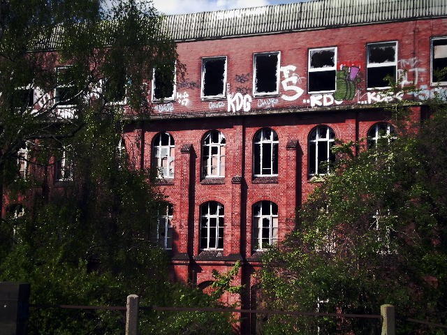 Fassade der Continental-Werke zu Hannover-Limmer mit Graffiti und zerstörten Fensterscheiben