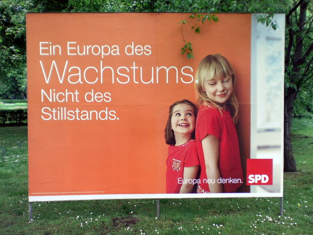 Wahlplakat der SPD zum laufenden Europawahlkampf: Zwei niedliche Kinder auf einer orangen Fläche, dazu die 'politische' Aussage: 'Ein Europa des Wachstums. Nicht des Stillstands.' -- 'Europa neu denken. SPD'