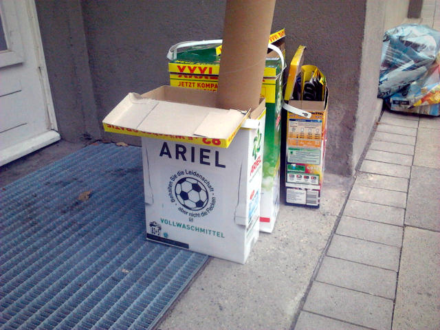 Altpapier. Vorne ein Paket des Waschmittels Ariel mit der Reklame zur Fußball-Weltmeisterschaft: Behalten Sie die Leidenschaft, aber nicht die Flecken. Zusammen mit anderem Altpapier an der Straße abgestellt.