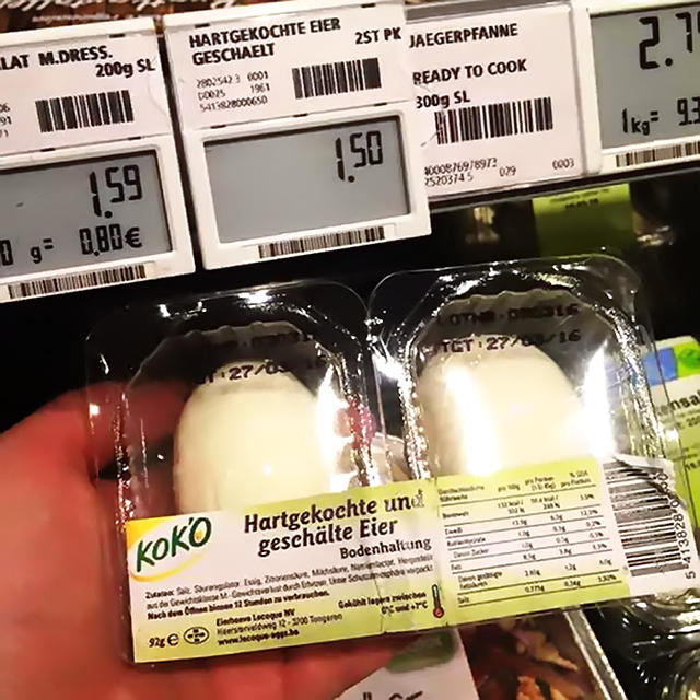 Produktverpackung: Hartgekochte und geschälte Eier aus Bodenhaltung. Zwei Eier für 1,50 Euro
