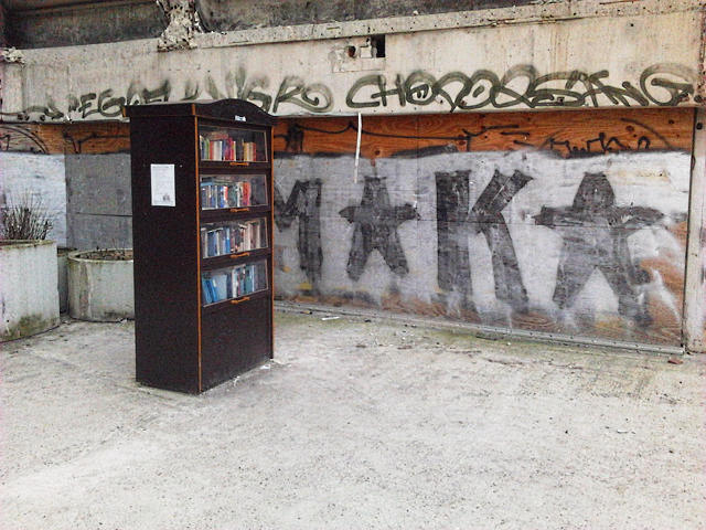 Bücherschrank am Ihmezentrum in Hannover-Linden, ein Bild geradezu unbeschreiblicher Tristesse und Hoffnungslosigkeit