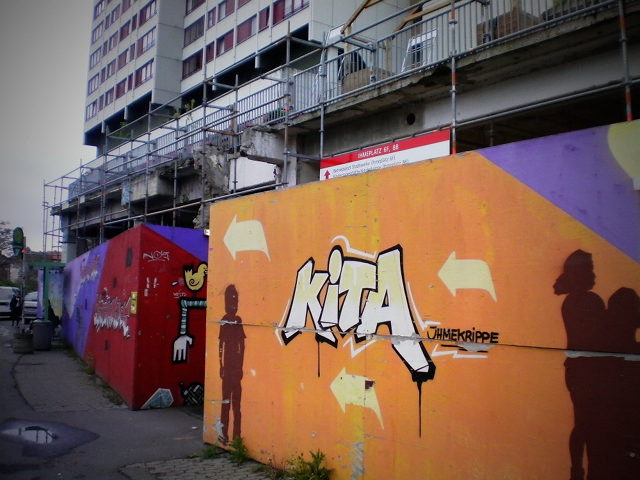 KITA Ihmekrippe – Graffito-artiger Hinweis an einem Zaun am Ihmezentrum in Hannover-Linden, gegenüber vom Küchengarten.