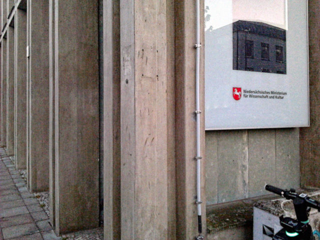 Foto des niedersächsischen Ministeriums für Wissenschaft und Kultur, dessen hässliche Fassade eher an einen Bunker erinnert
