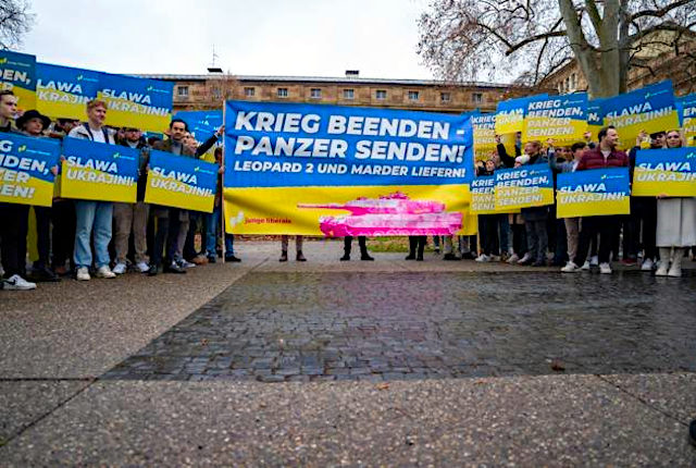 Auf einer Kundgebung der Jungen Liberalen (Jugendorganisation der Mitregierungspartei FDP) werden blau-gelbe Transparente hochgehalten: "Slawa Ukrajini" und "Krieg beenden, Panzer senden! -- Leopard 2 und Marder liefern!".